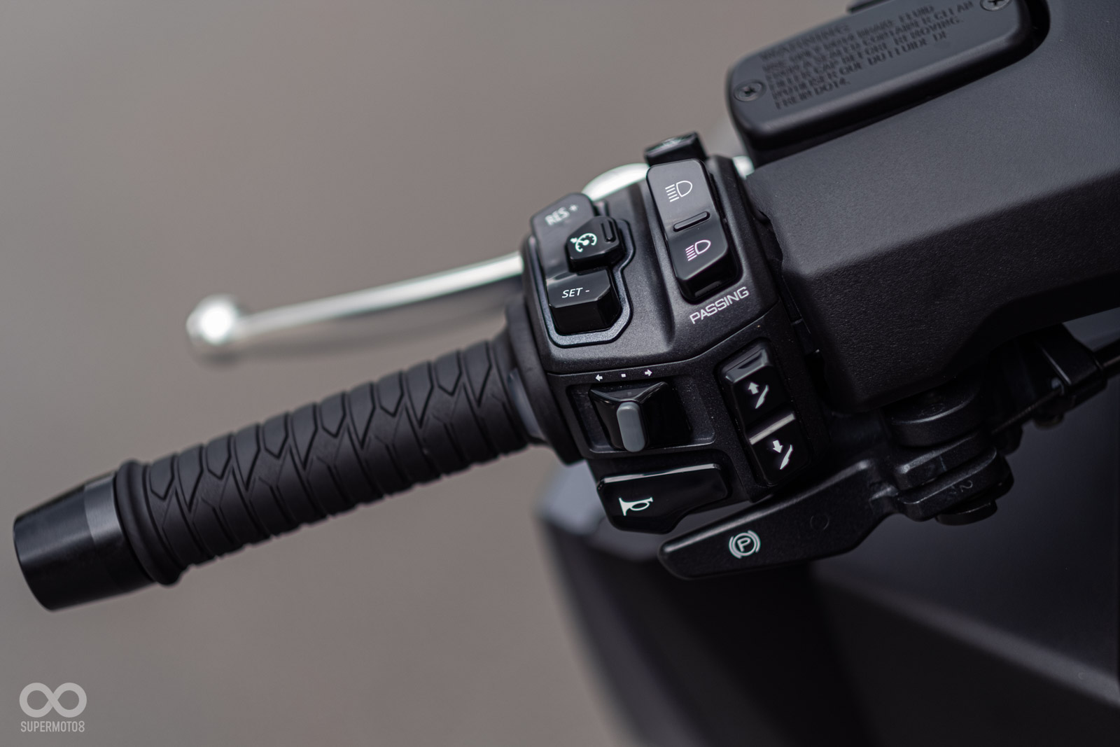 透過右下方的按鈕就能快速在行進間升降風鏡