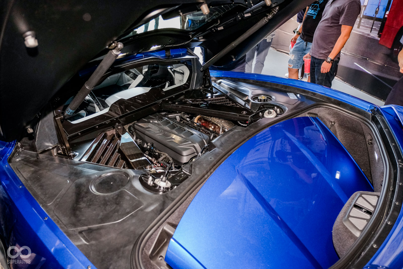 Corvette C8 Stingray保持可拆式硬頂設置，可將車頂收納於車尾空間