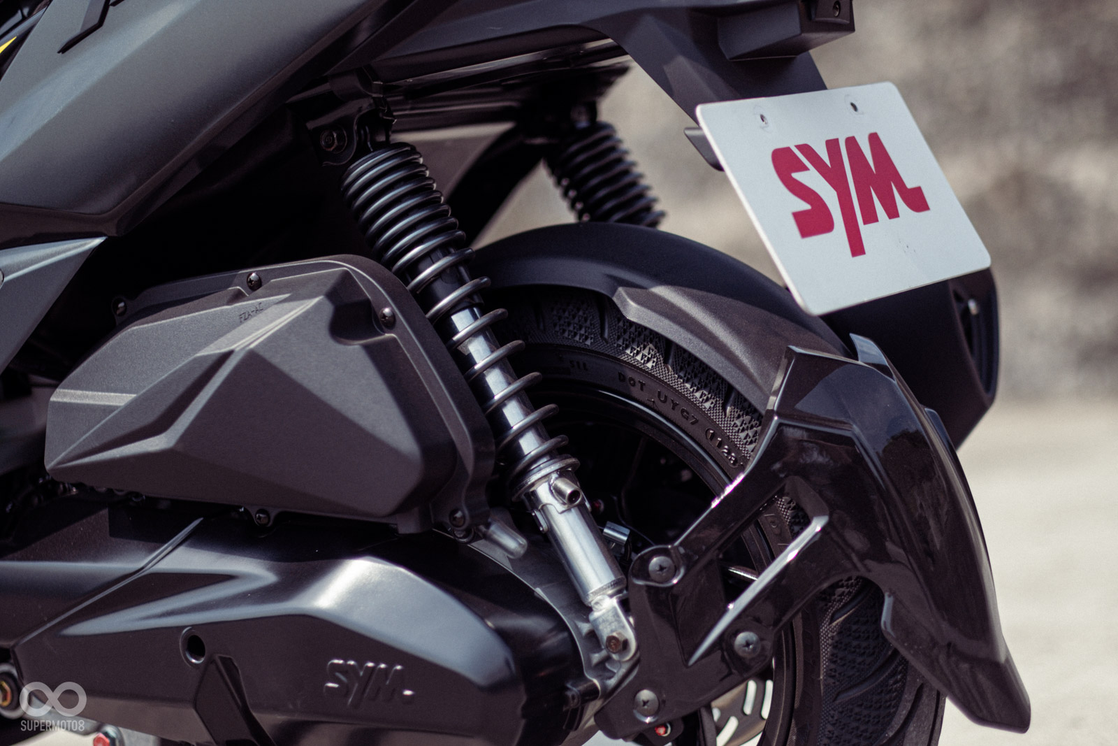 後避震使用預載可調雙槍後避震