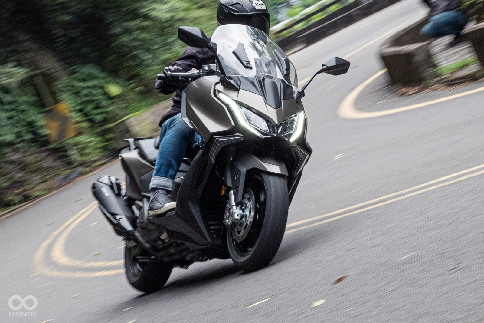 在高速彎當中，AK550 Premium穩重的動態表現，給騎士更多信心去帶著速度入彎