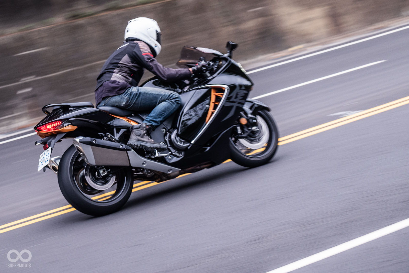 190PS的馬力放到現代並不是特別狂,但針對300公里所設計的動力曲線,在一般道路上讓人完全摸不到轉速極限