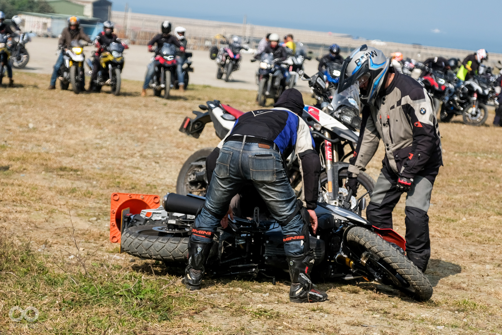 在挑戰的過程中倒車也是難免的狀況,教官也會馬上上前提醒學員倒車時應該注意的事項,並且藉此機會練習先前課程的扶車技巧