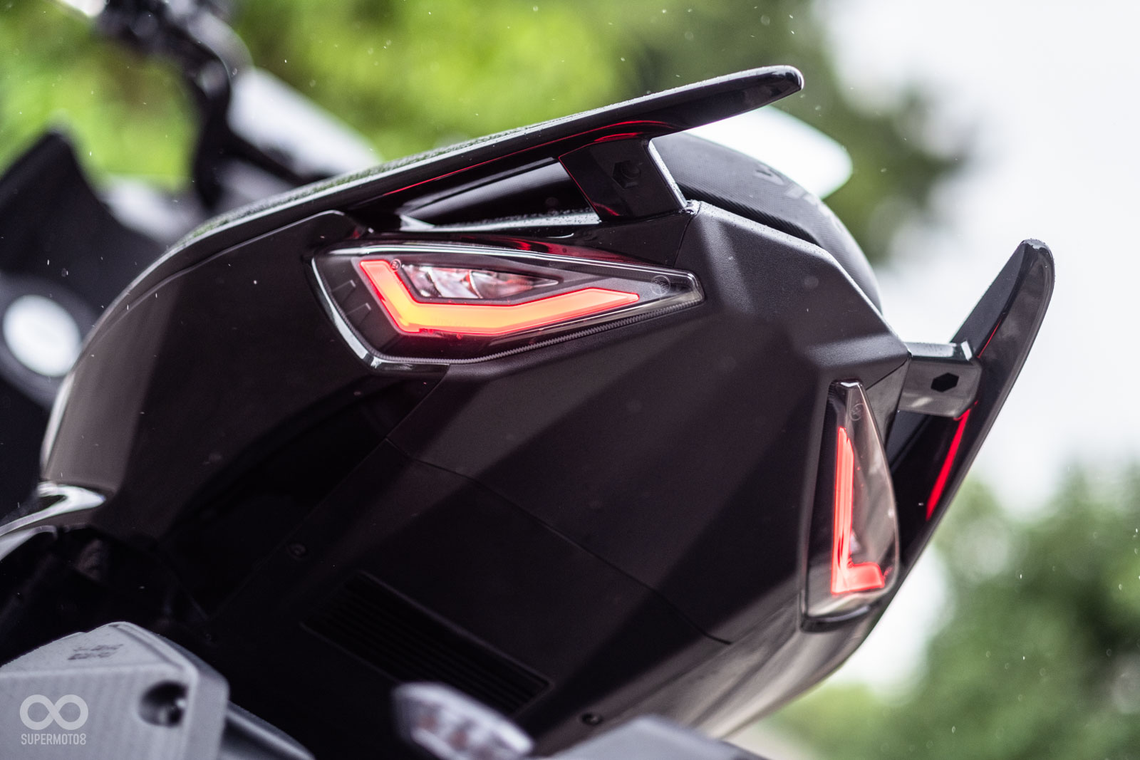 懸浮式車尾搭配上兩根向後延伸的後扶手，DRG 158的車尾真的相當動態又酷炫