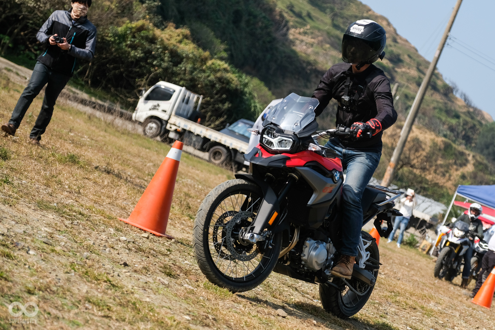 在off-Road場地上,外傾過彎需要一點時間習慣