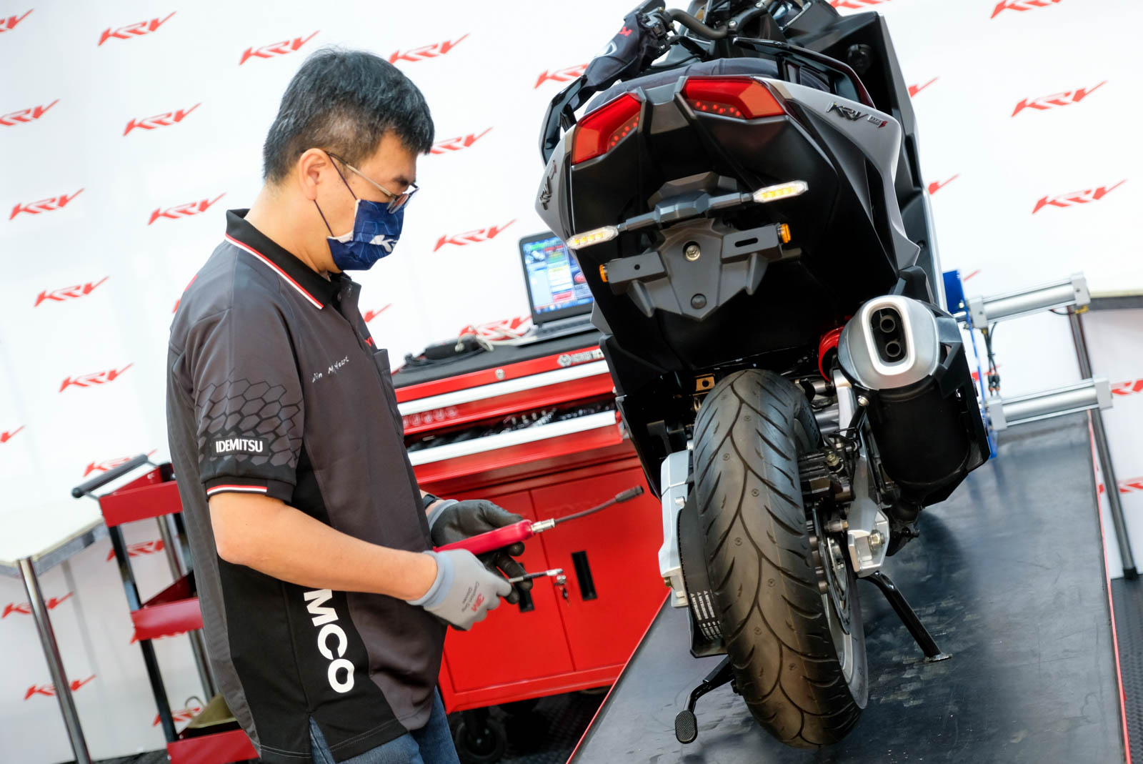 考官們使用專業儀器檢測皮帶張力數值