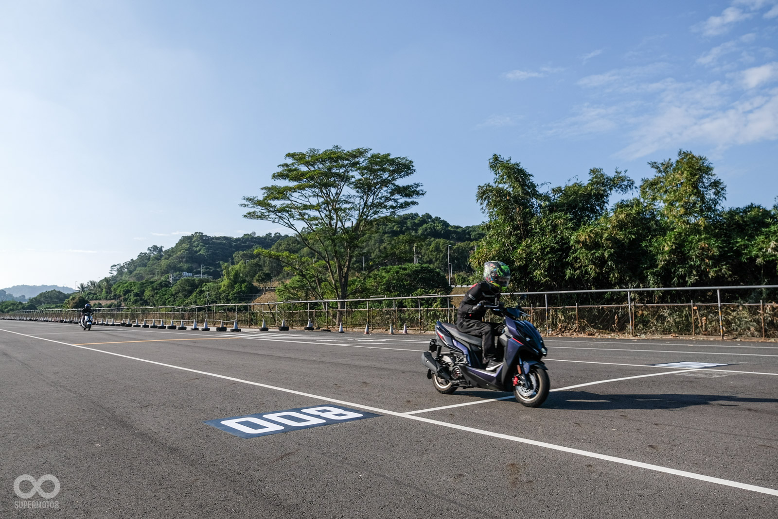 對比排氣量較小,但採用水冷引擎的車款,RCS Moto明顯在800m直線領先對手多個車身