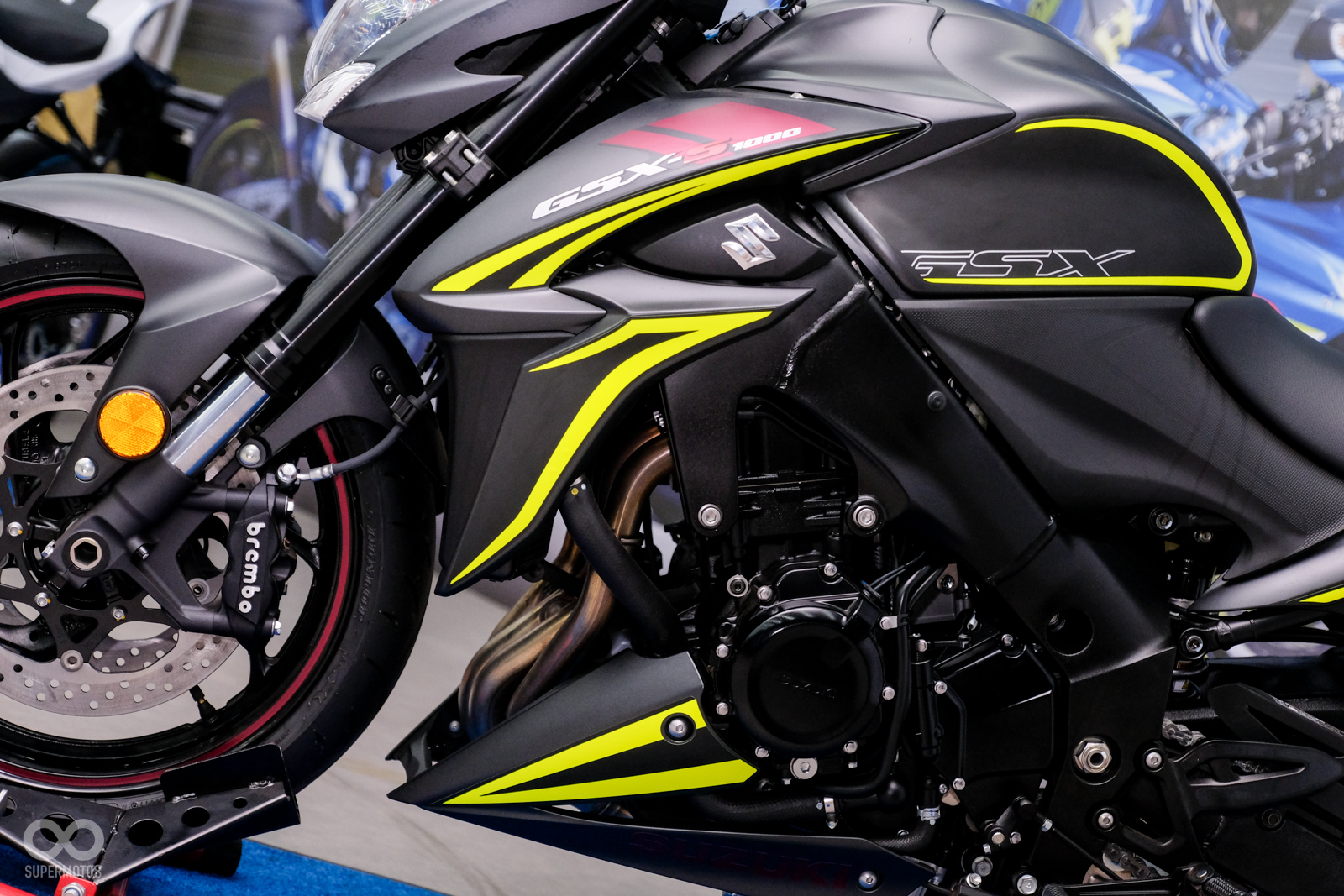 車頭燈有類似獠牙的造型，搭配消光黑烤漆相當兇猛