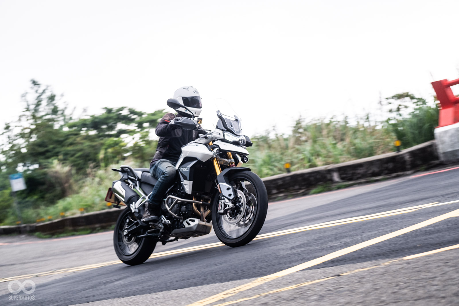 面對陽金公路坑坑疤疤的柏油路面,TIGER 900 RALLY PRO偏軟的懸吊能有效地吸收震動
