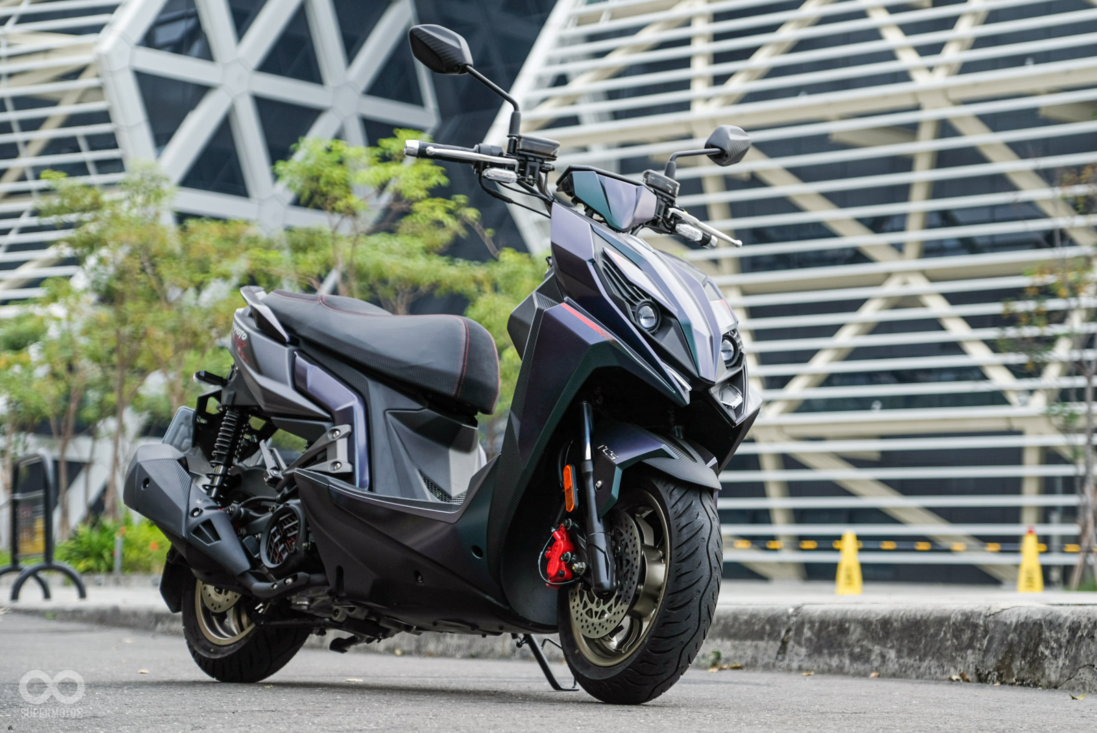 車頭採用雙燈搭配獠牙式日行燈設計