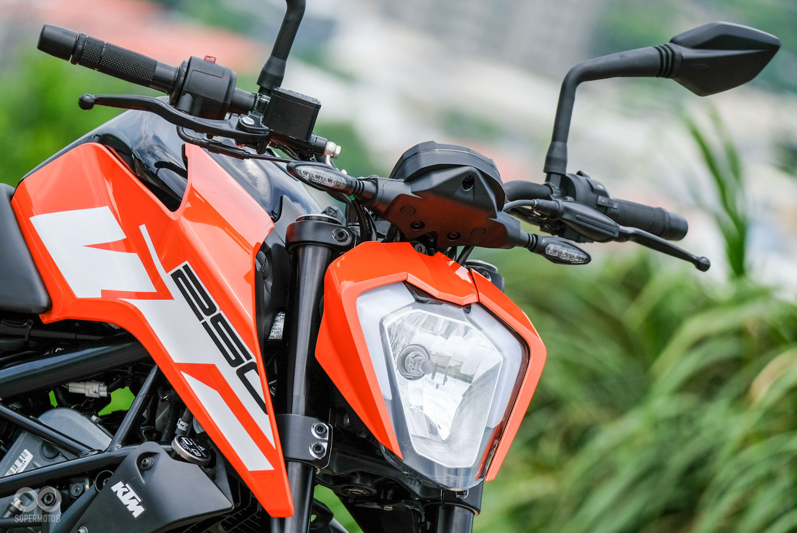 KTM 250 DUKE頭燈使用傳統燈泡,但兩側有定位燈點綴