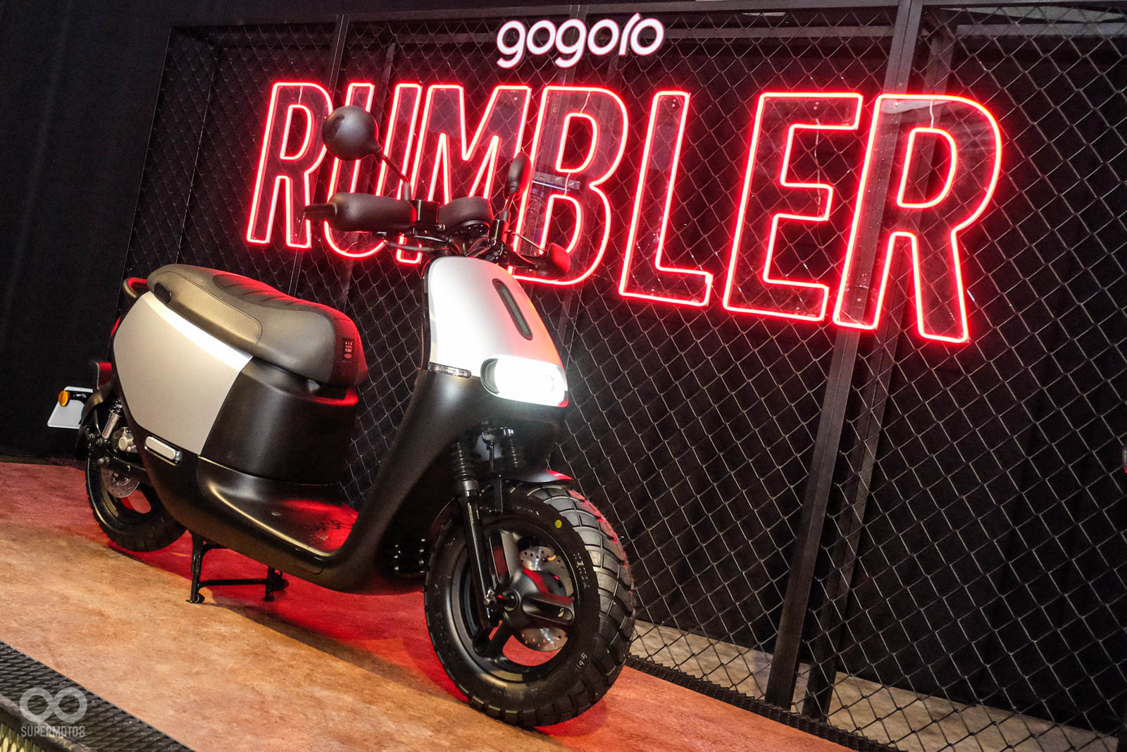 一般連動煞車版的閃霧銀配色