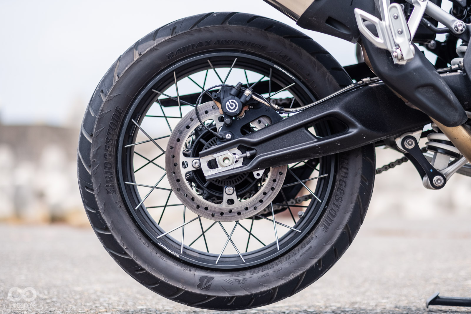 後輪為17吋無內胎鋼絲框,搭配BREMBO單活塞卡鉗