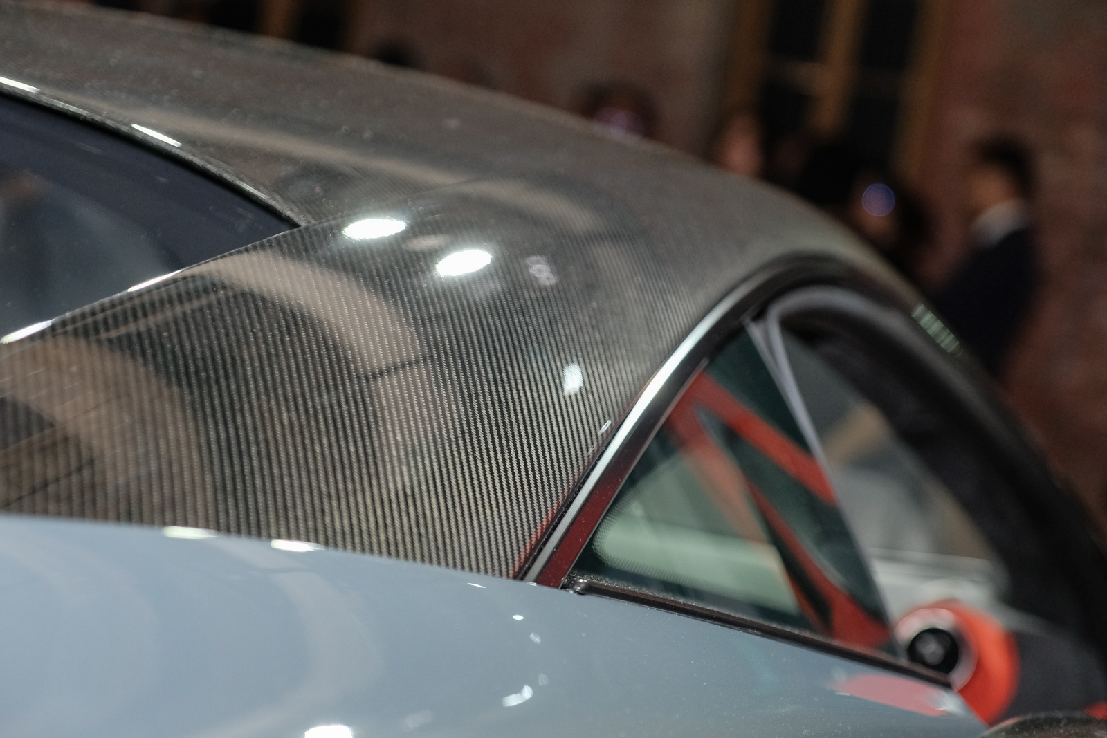 碳纖維的設計主旋律，就連車頂也不放過，一路從車頂向下延伸