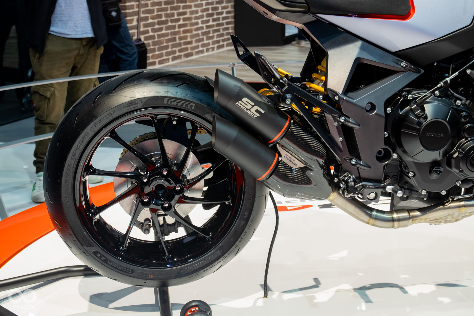 SC Project短排氣管，搭配上單搖臂設計讓視覺看起來非常戰鬥