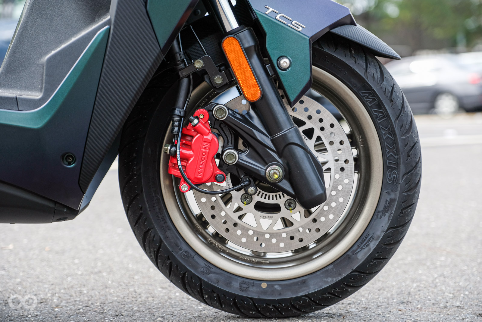 240mm碟盤除了煞車手感優異外,塞滿12寸輪框的視覺效果也很加分