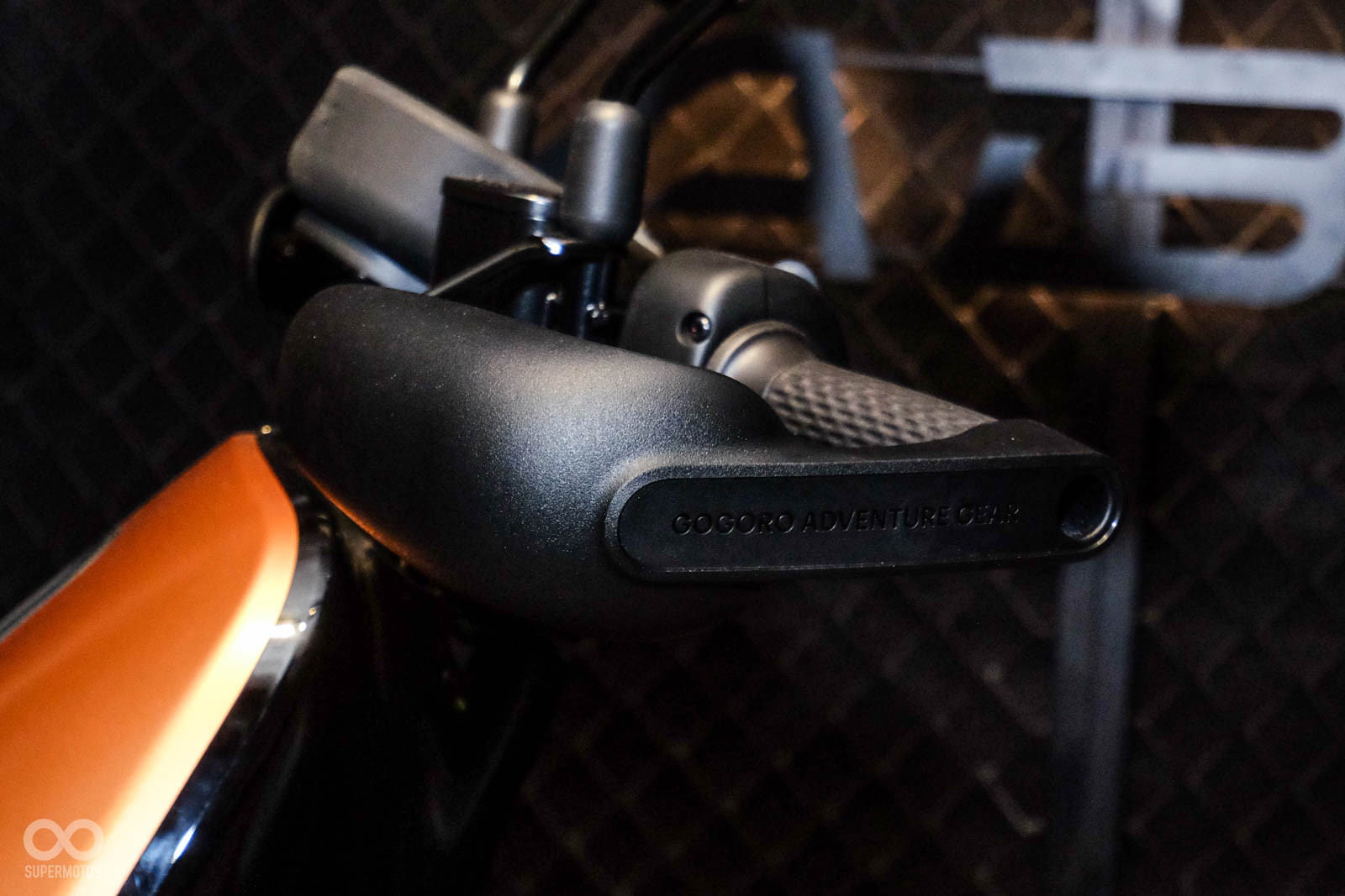 護弓也用消光黑呈現