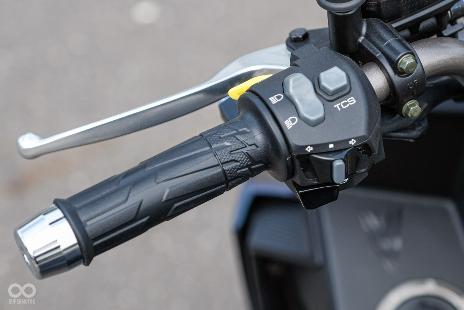 左手把具有TCS與超車燈開關