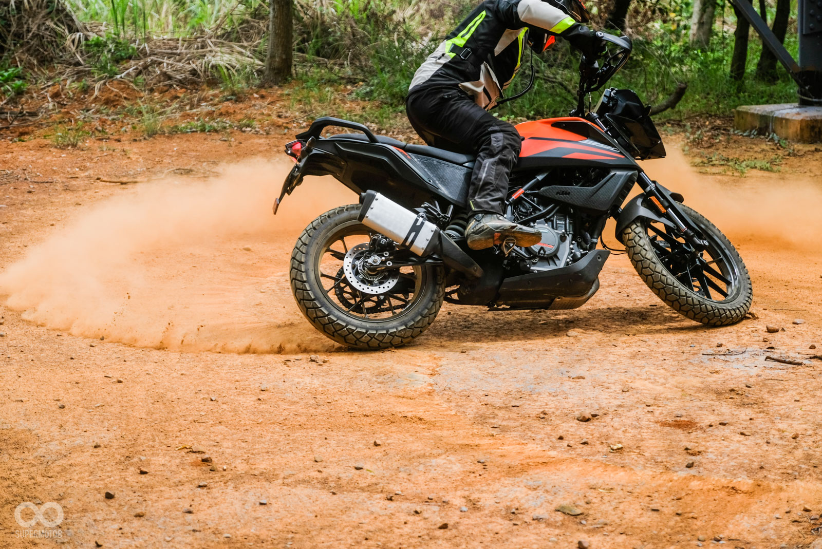 為了對應林道的低速撞風效率不佳,KTM原廠特別為390 ADVENTURE安裝冷排雙風扇