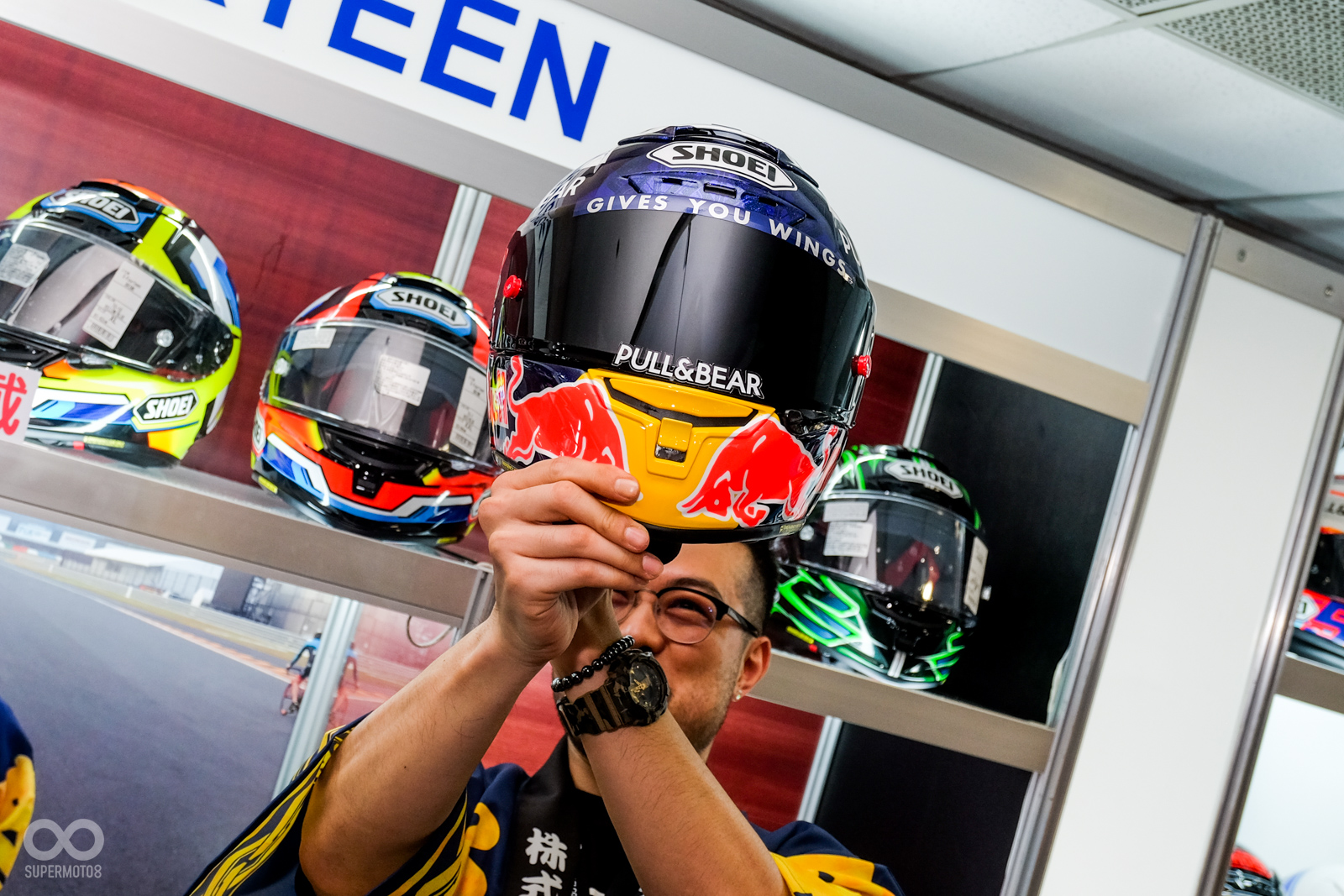 祭典帽正面一樣有Red Bull的贊助帽花