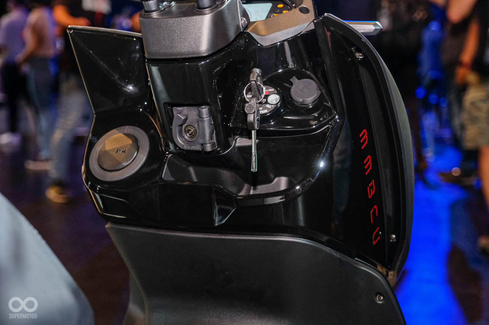 透明油杯戰鬥感十足、前方具有置物空間與QC充電孔