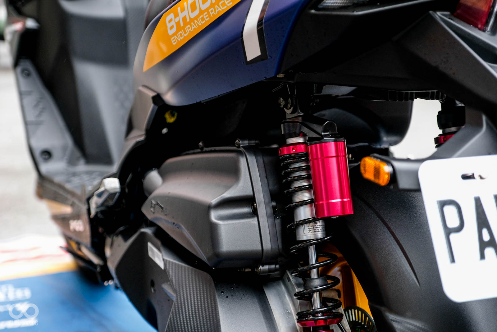 預載/伸側可調氮氣後避震器配上紅色的氣瓶,讓TIG 征服版的車尾看上去很吸睛