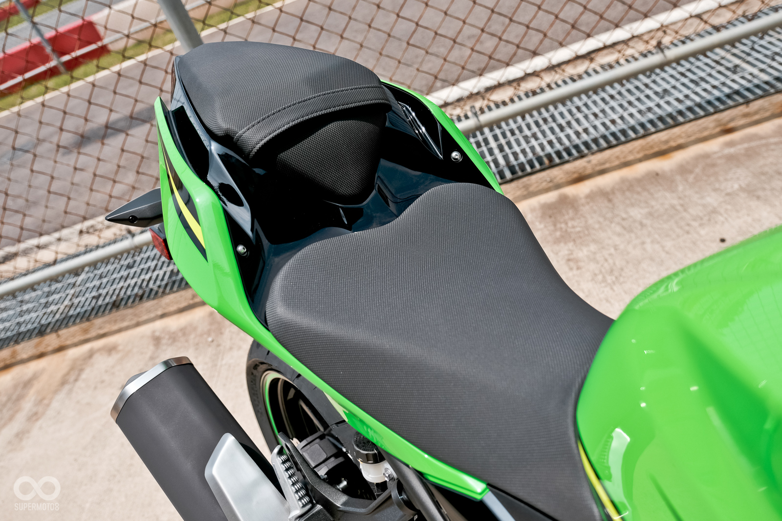 Ninja 400的座墊包覆性更好，提升騎乘舒適度