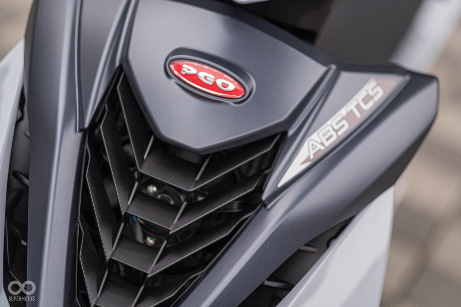 正面斜板上有PGO LOGO跟TCS、ABS字樣