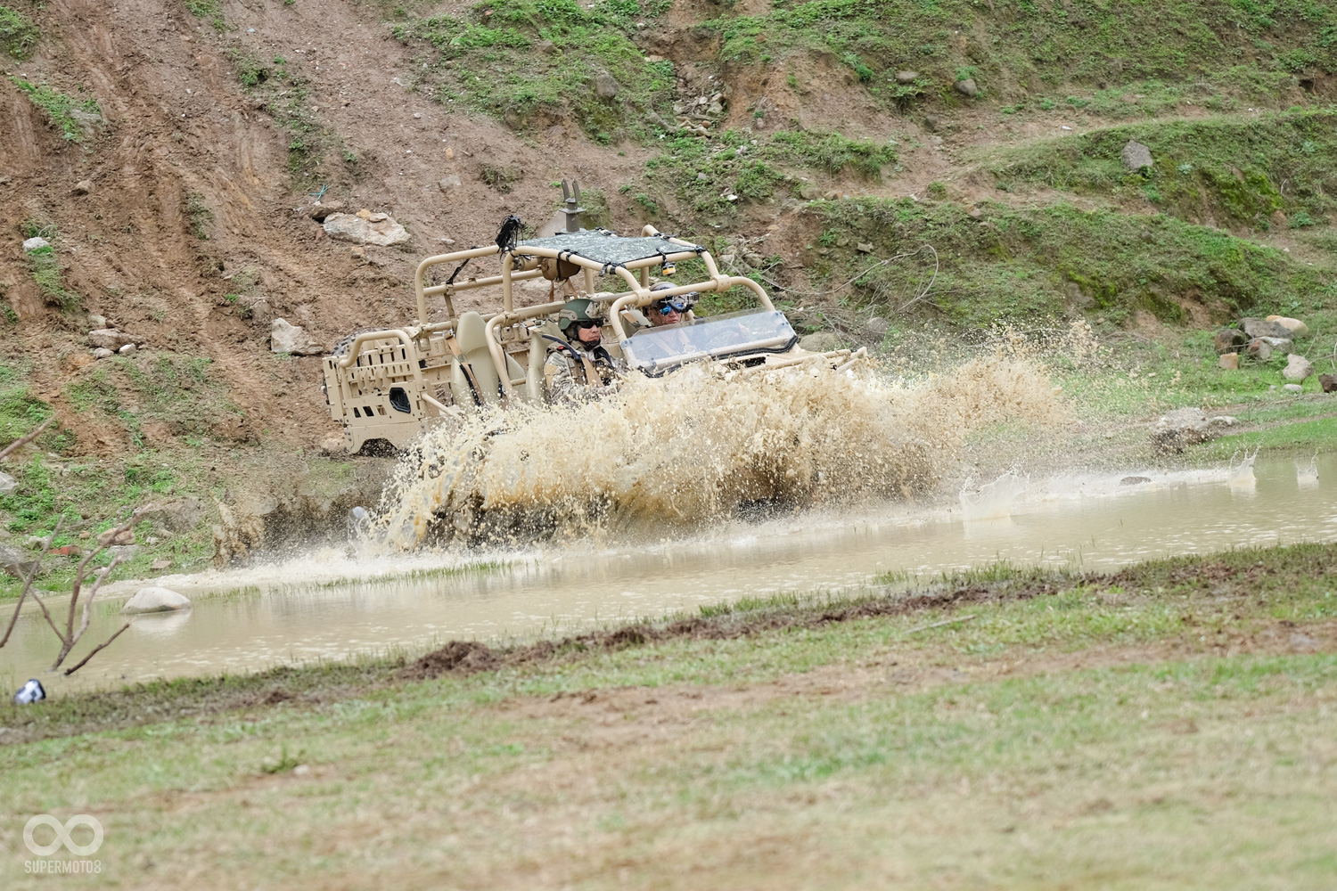 落地之後隨即涉水而過,整體動作一氣呵成乾淨俐落