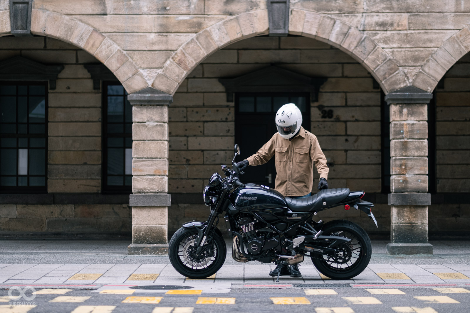 Black Ball Edition 黑球版 主打全黑化的外觀，但其實油箱使用極為低調的雙色烤漆，車標也更換為復古Logo