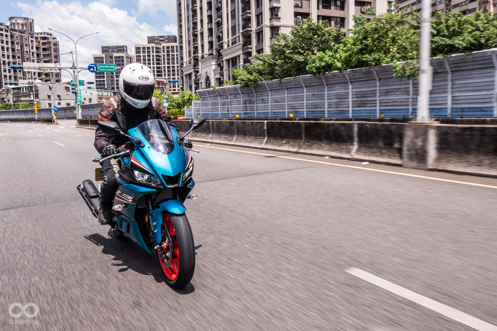 即便改款後握把降低了22mm，但YZF-R3在市區騎乘並不會太辛苦