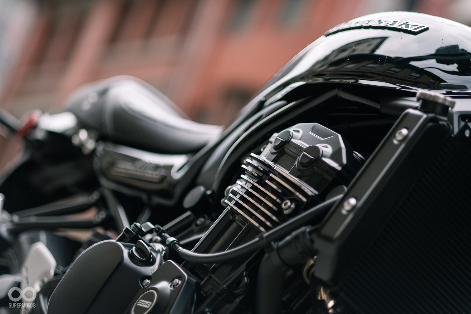 即便是水冷引擎，上方依舊有散熱鰭片且拋光的質感