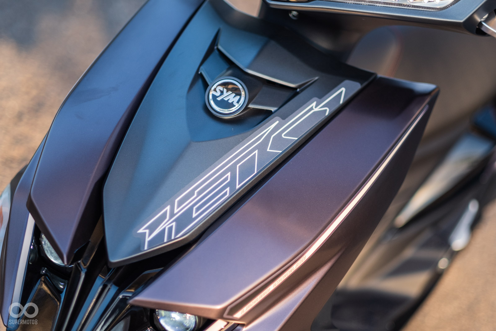 前面板有車名彩繪裝飾