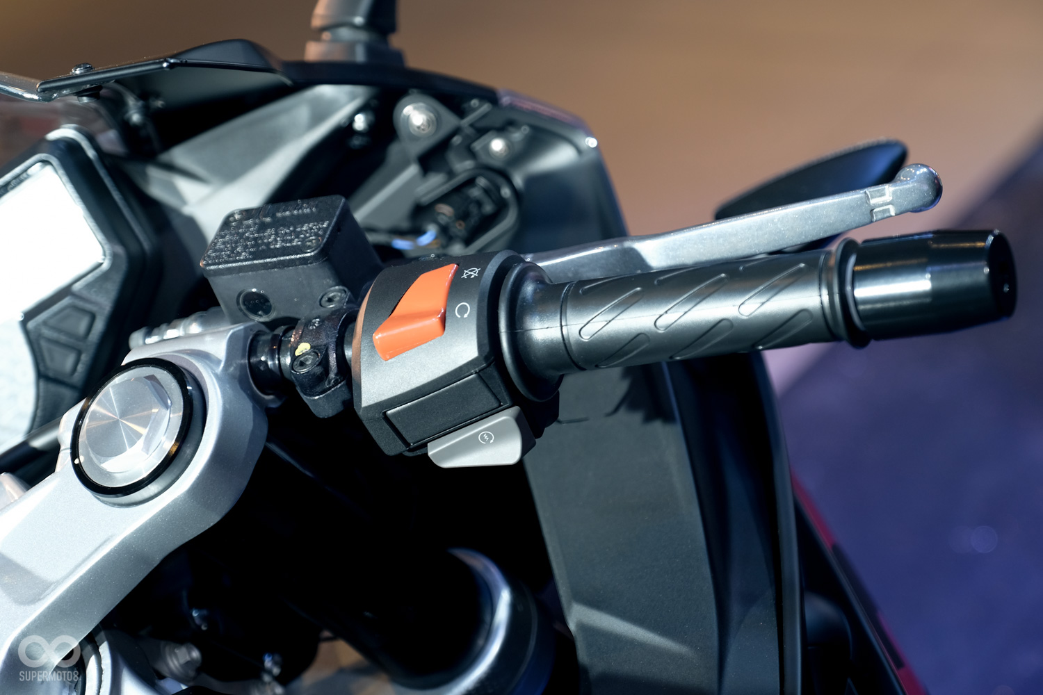 車把採分離式設計,讓騎乘姿勢更趴,提升高速行駛時對車輛的掌握度