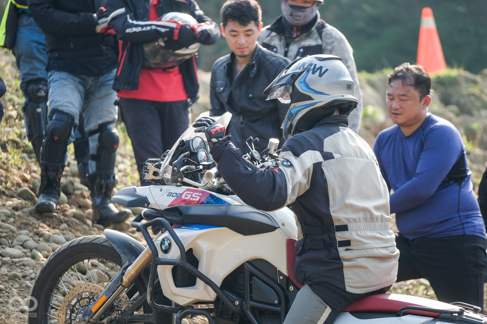 上坡煞停最重要的就是絕對不能拉動左右拉桿