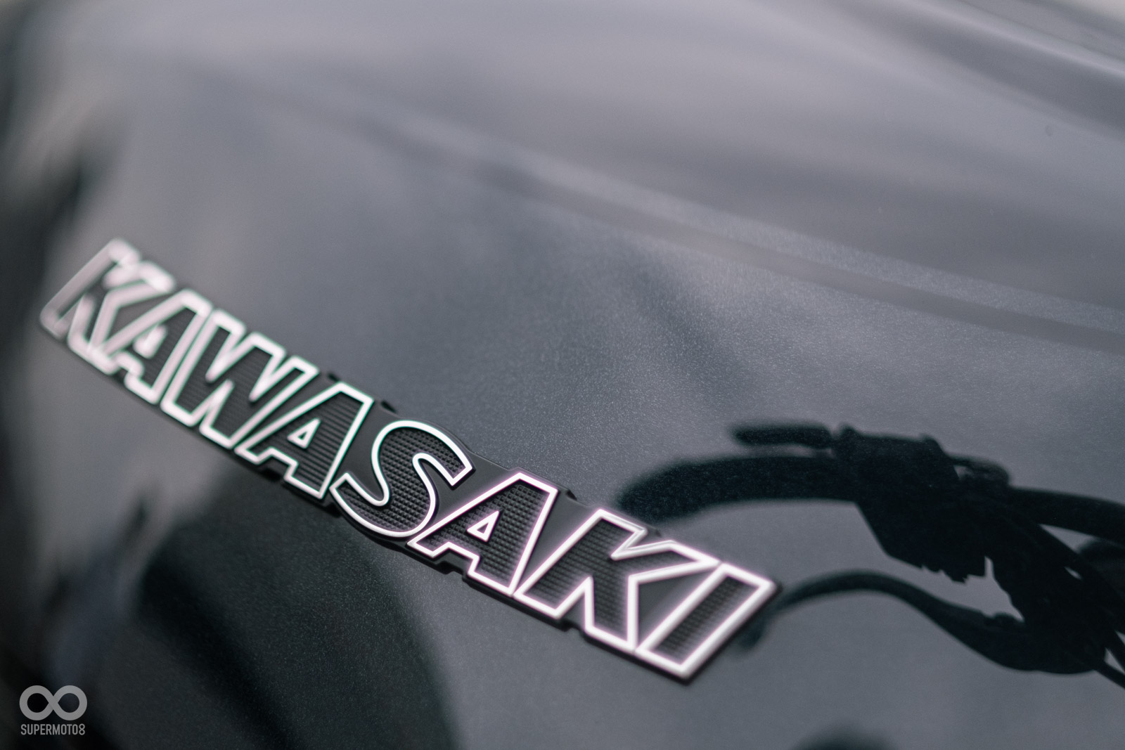 油箱採用雙色處理，復古的Kawasaki Logo 質感極佳