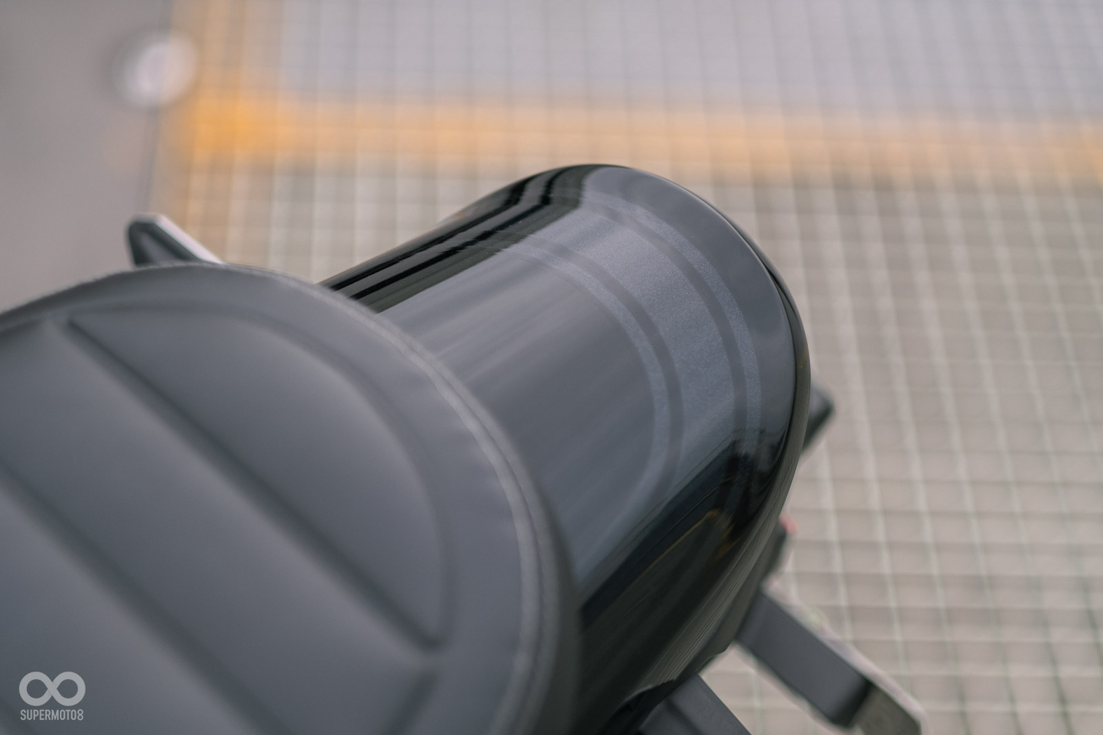 黑球版在油箱上有專屬字樣，車尾也有雙色點綴