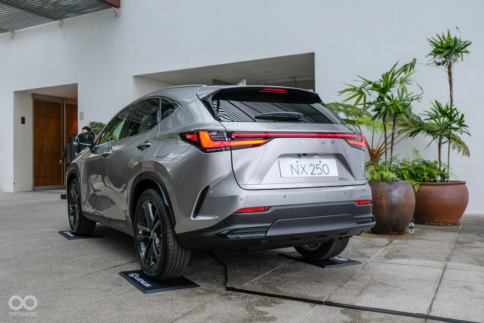 本世代LEXUS NX,車尾LOGO改用獨立字母呈現