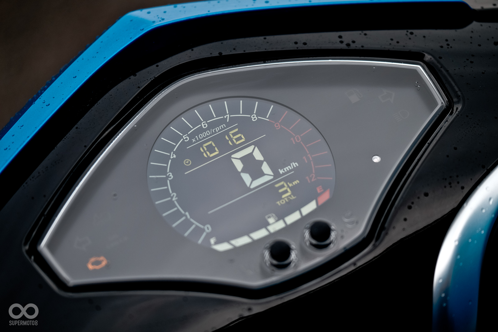 具有亮度調節的全彩儀錶，鮮明的配色有良好的辨識度