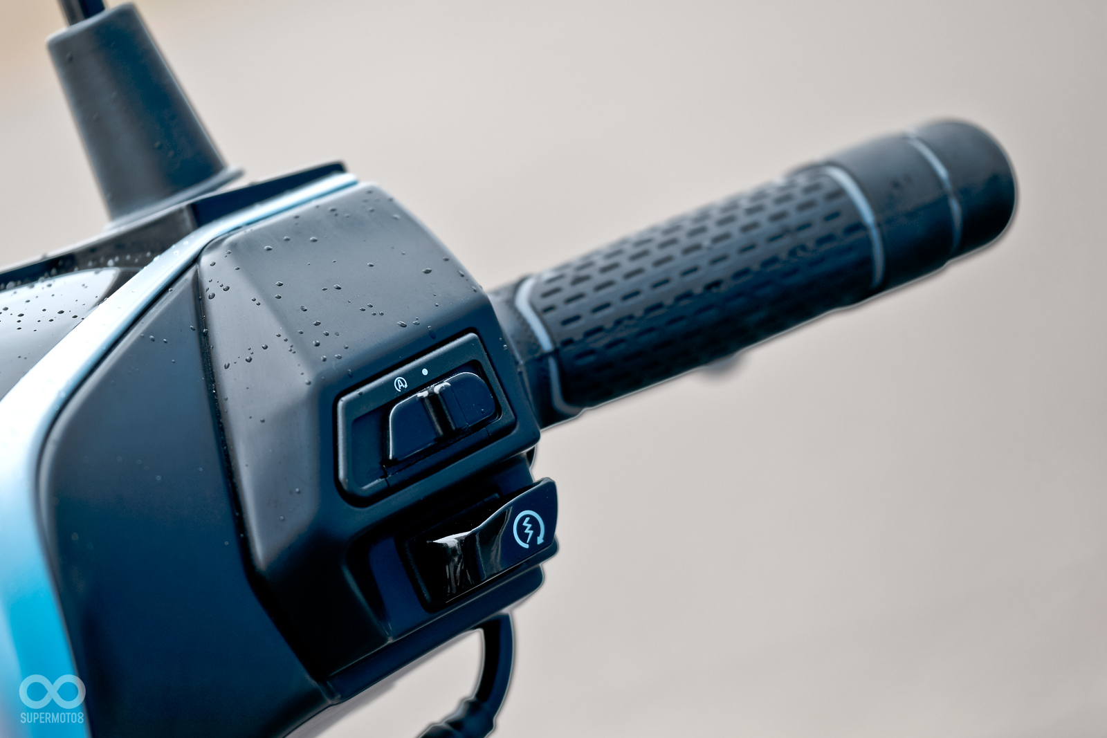 右手把上有著怠速熄火裝置開關