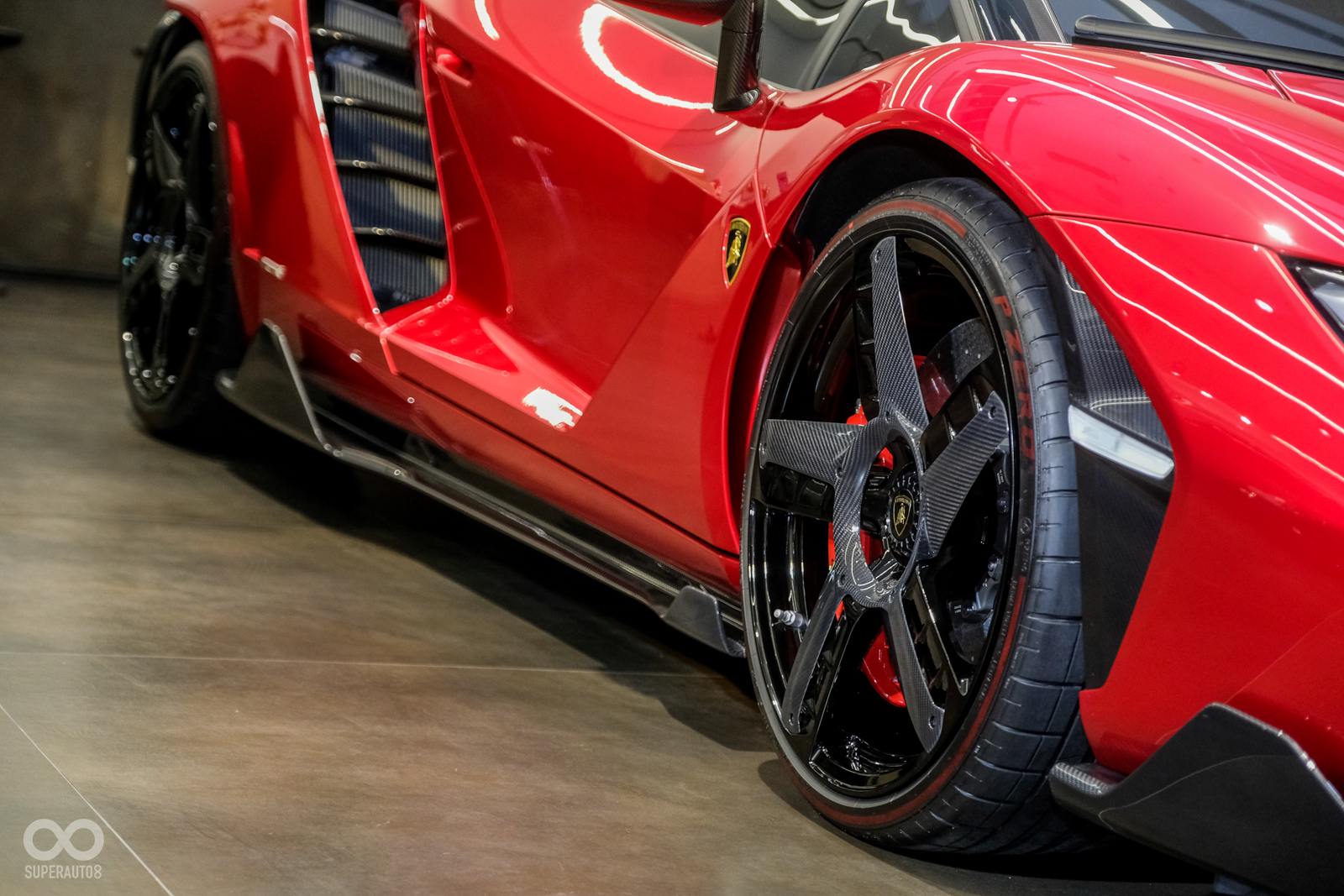 Lamborghini Centenario擁有誇張的空力套件