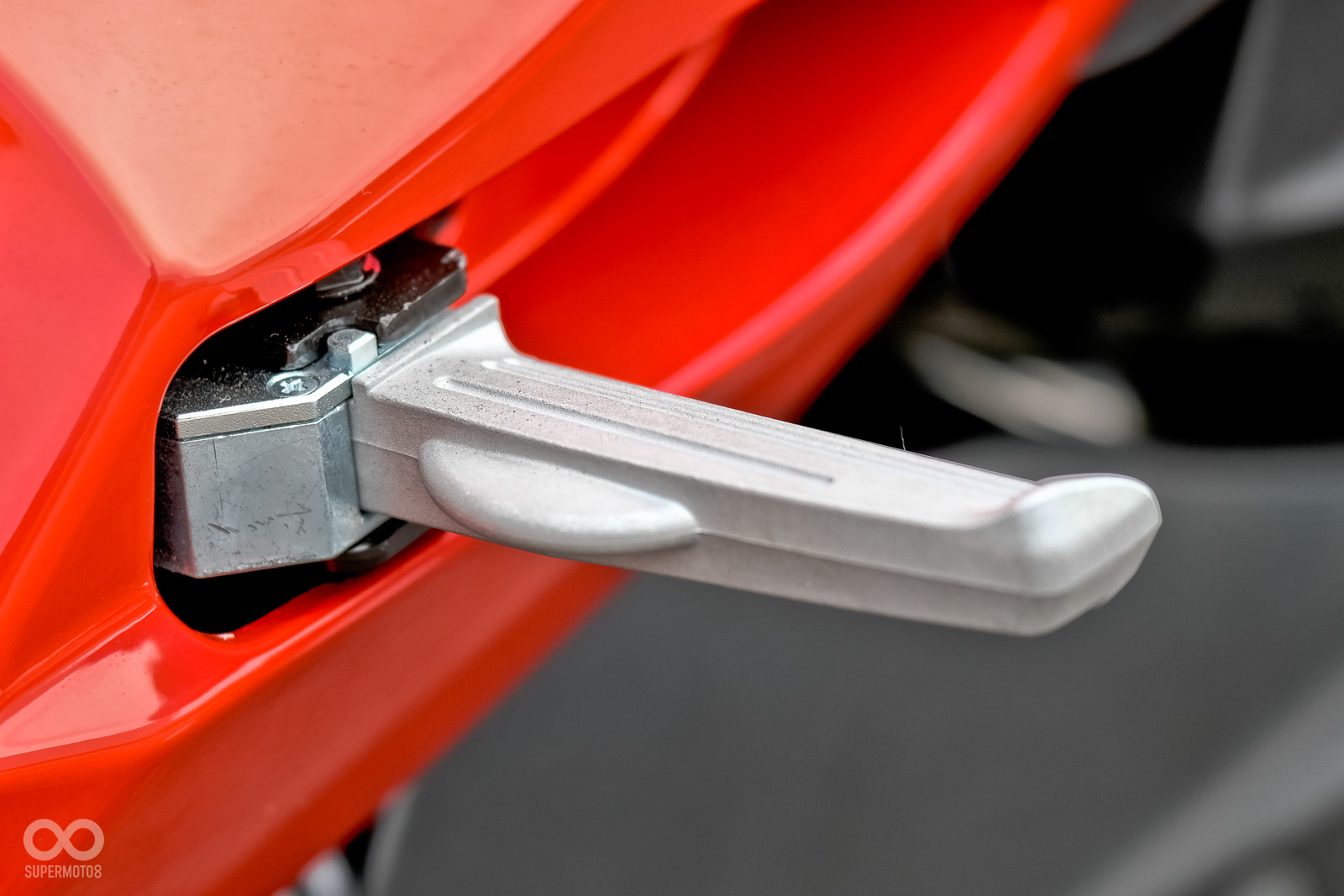 踏板造型相當流線，飛旋踏板也較為圓弧