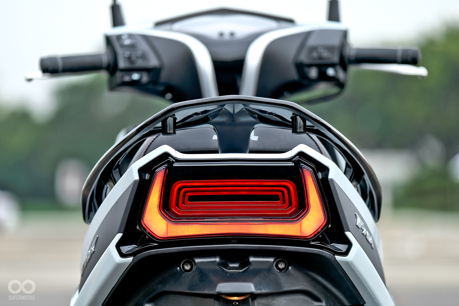 平整的車尾設計與主流車款不同