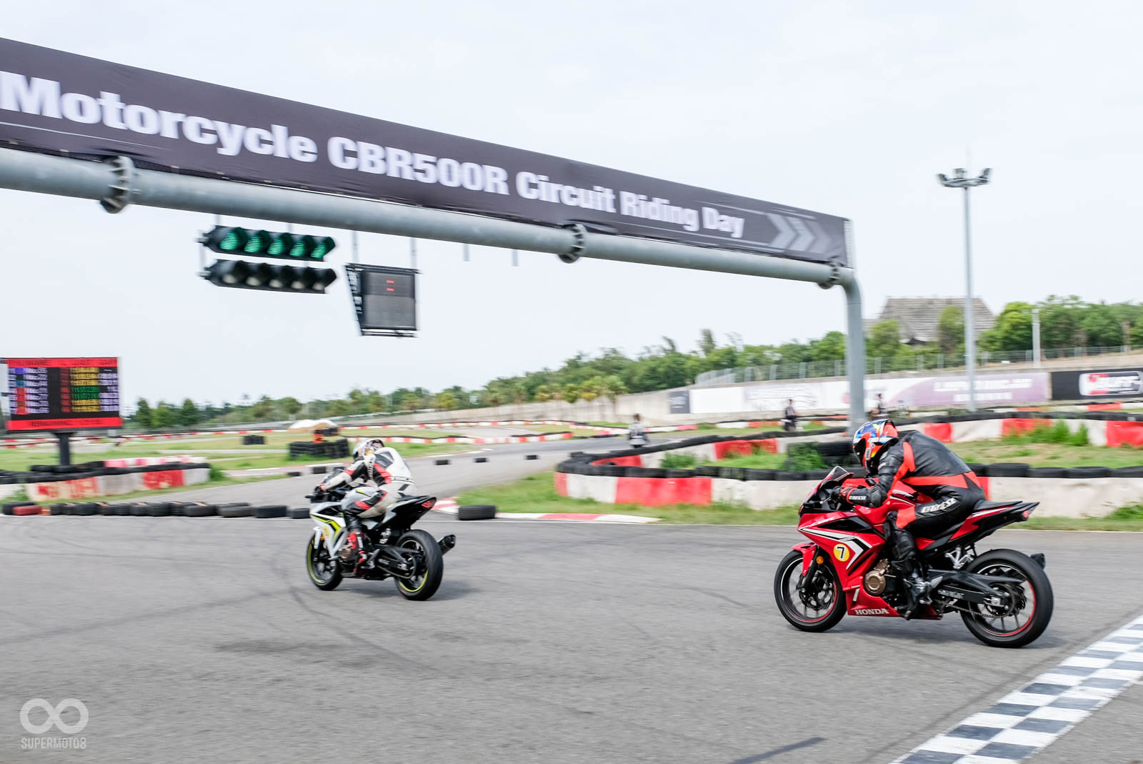 前方的康康，透過體重優勢在大直線拉開車距