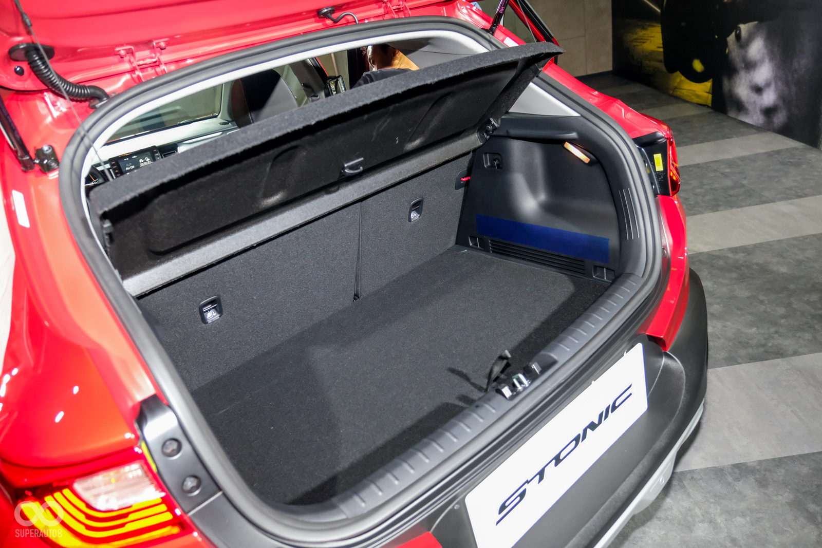 行李箱最大可達1,155升,後座可完全傾倒或6/4分離