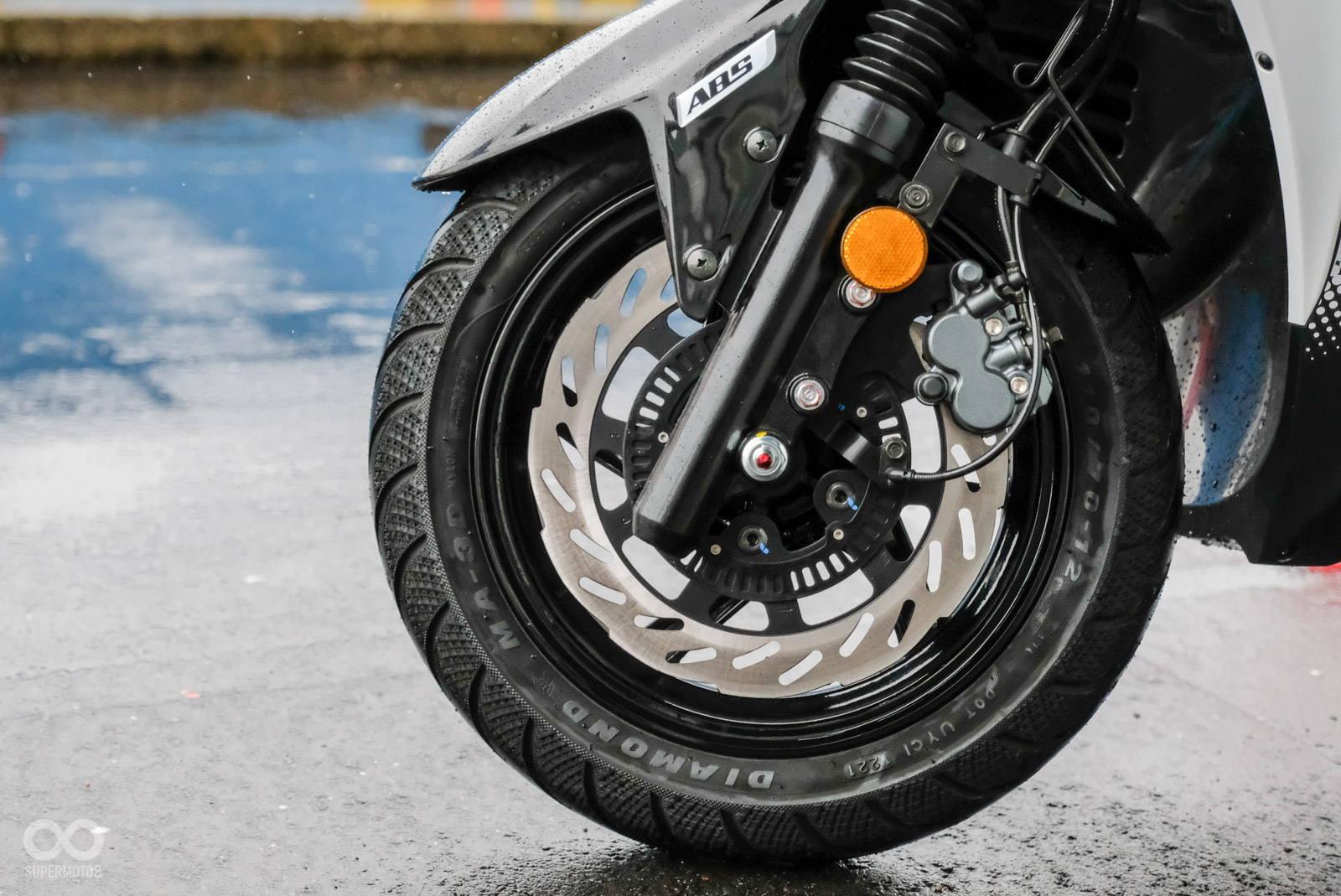 260mm的超大碟盤,讓JET SL能有更好的煞車表現