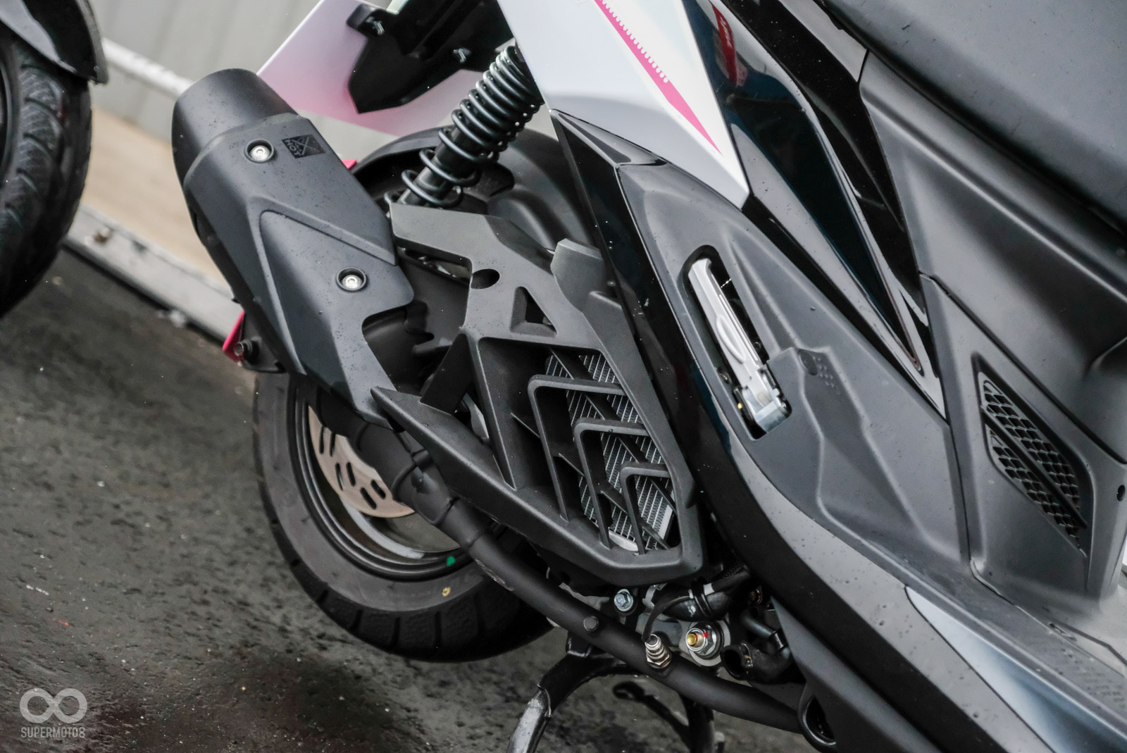 車身右側下方能看到跟DRG有幾分類似的水冷排設計