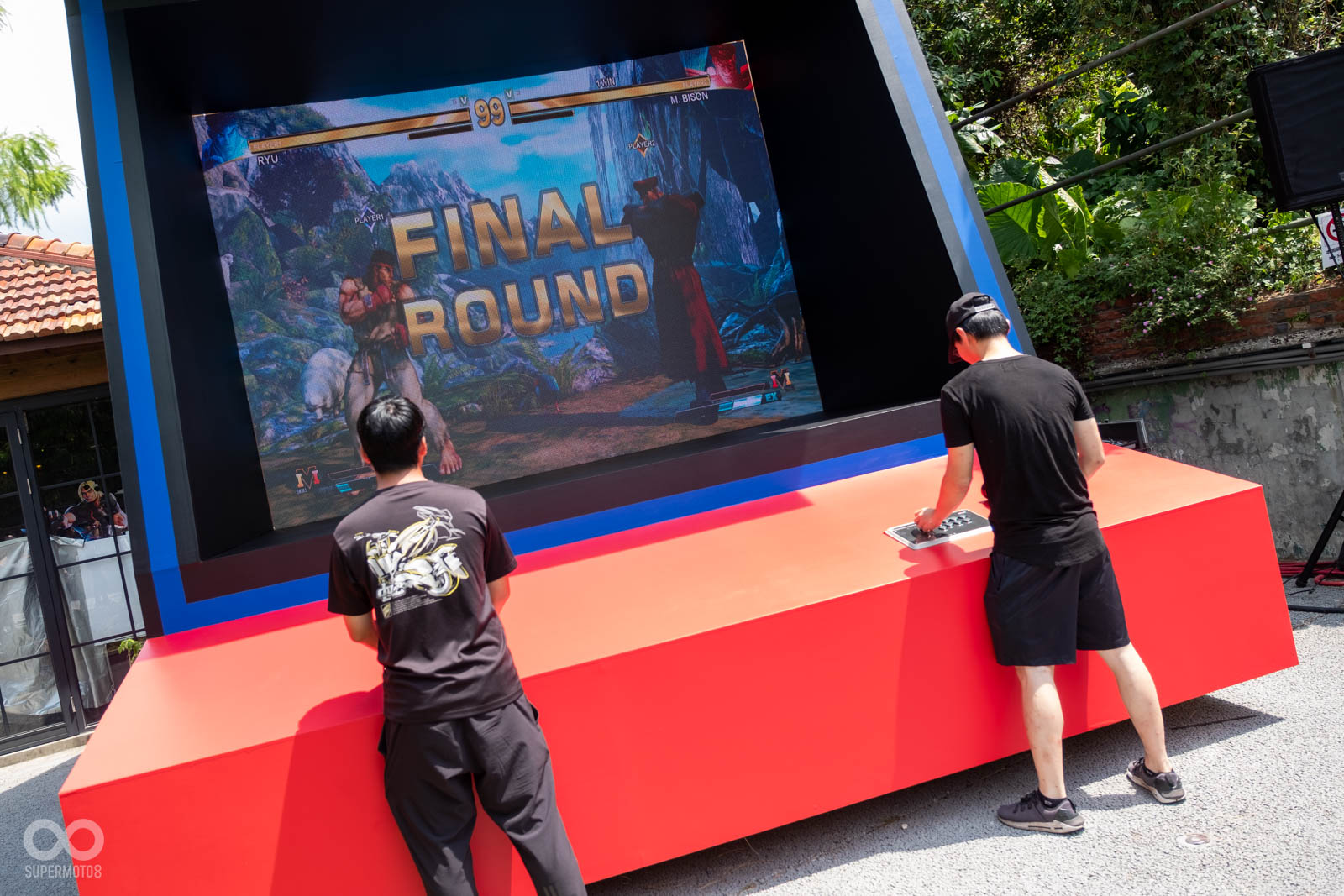 現場更有一台高達5米的格鬥機台,讓車友體驗超大螢幕玩Street Fighter V的快感