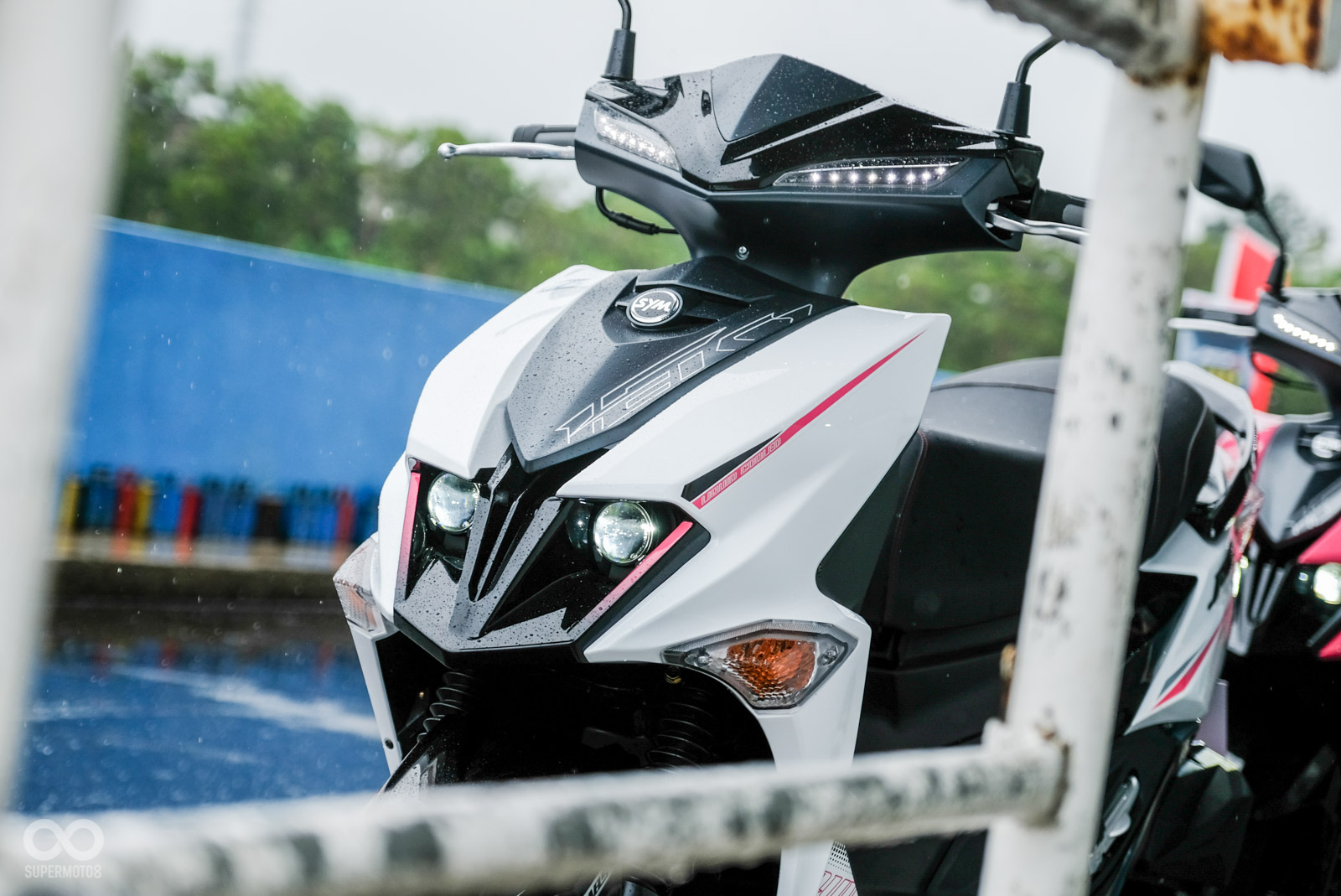 圍繞著車燈周邊的豐富肌肉感線條,讓JET SL更多了幾分大型重機的視覺感受