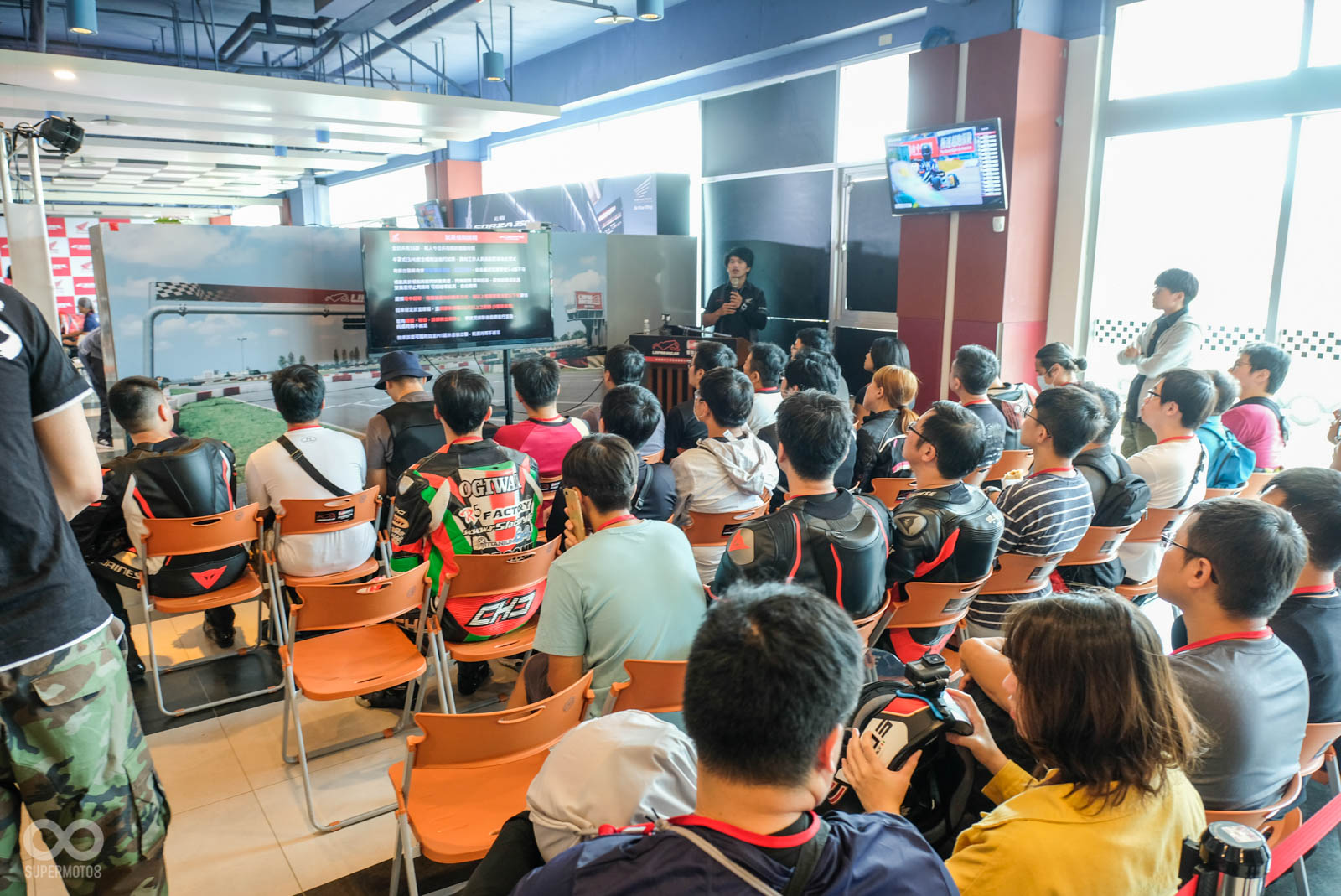 活動提供餐卷，可至一旁的餐車兌換餐點。下賽道前的安全講習相當重要