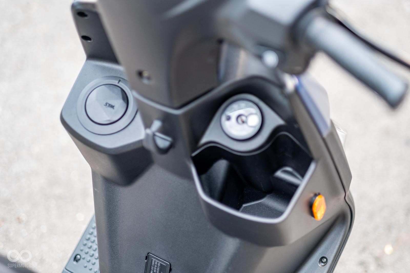 寬大的前手套箱，中央也有掛鉤設計